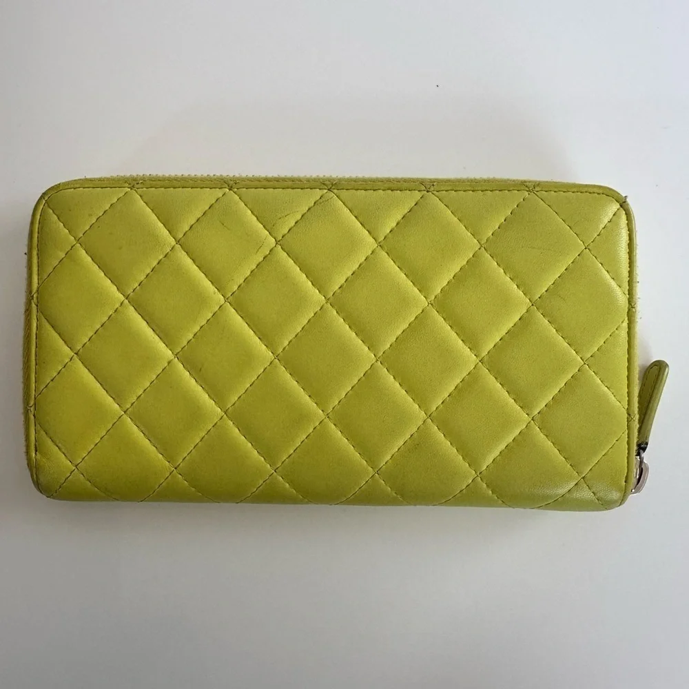 Chanel Pre-loved Diamond-Quilted Wallet in yellow lambskin leather